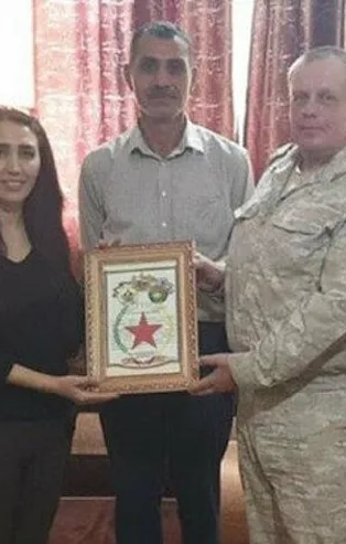 Rus askeri heyetten skandal hareket! PYD'li örgüt üyelerine plaket verdiler