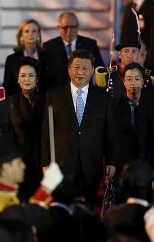 Askeri bando Çinli diplomatı Devlet Başkanı Jinping sandı