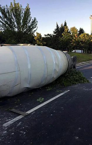 İstanbul'da feci kaza! Kontrolden çıkan beton mikseri devrildi