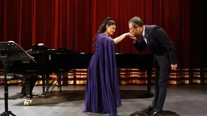 pkknin-siyasi-uzantisi-hdpdeme-yol-yuruyen-chp-lideri-ozgur-ozele-manisadaki-sehit-cenazesinde-tepki-yagdi-ozg-1703439015584.jpeg PKK'nın siyasi uzantısı HDP/DEM'e yol yürüyen CHP lideri Özgür Özel'e Manisa'daki şehit cenazesinde tepki yağdı: Özgür dışarı-8