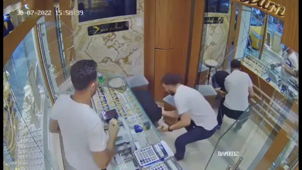 elazigda-dili-bogazina-kacan-kisiyi-kuyumcu-kurtardi-1659353819361.jpg Elazığ'da dili boğazına kaçan kişiyi kuyumcu kurtardı-4