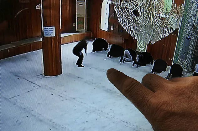Gaziantep'te camide akılalmaz hırsızlık! Namaz kılar gibi yaparak...