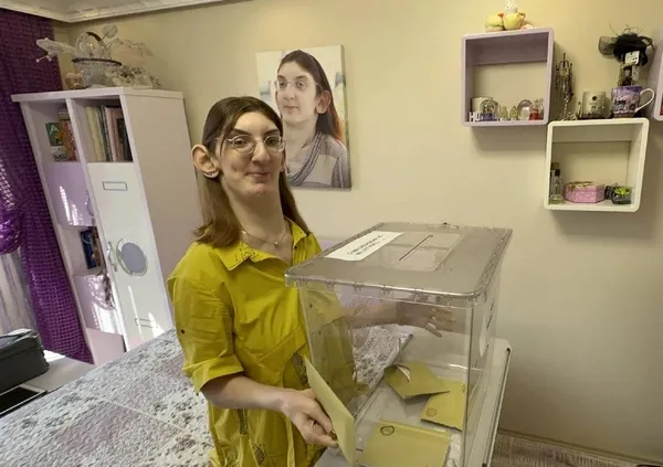 turkiye-sandik-basinda-dunyanin-en-uzun-boylu-kadini-ve-adami-oyunu-kullandi-1684076455947.jpeg Türkiye sandık başında: Dünyanın en uzun boylu kadını ve adamı oyunu kullandı!-2