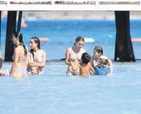 Hazal Kaya ve Bengisu Apak Çeşme’de: Sahne çocukların!