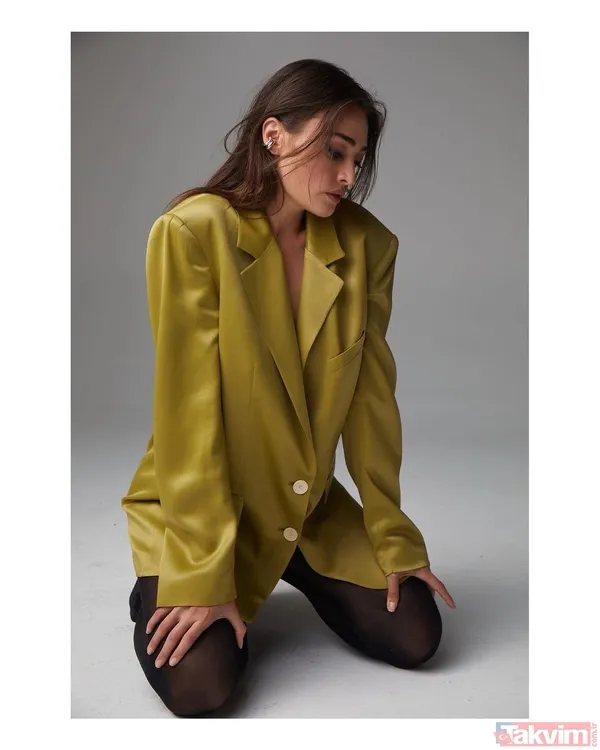 Esra Bilgiç süper minisini giydi kitaplarıyla poz verdi! ‘Liseli’ yorumları havada uçuştu tarzı sosyal medyayı salladı - 11