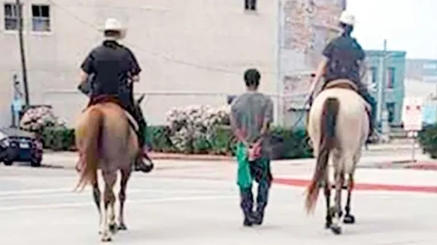 Son dakika: ABD’de siyahi vatandaş atlı polislerin kendisini ‘köle’ gibi gezdirdiği iddiasıyla 1 milyon dolarlık dava açtı-1