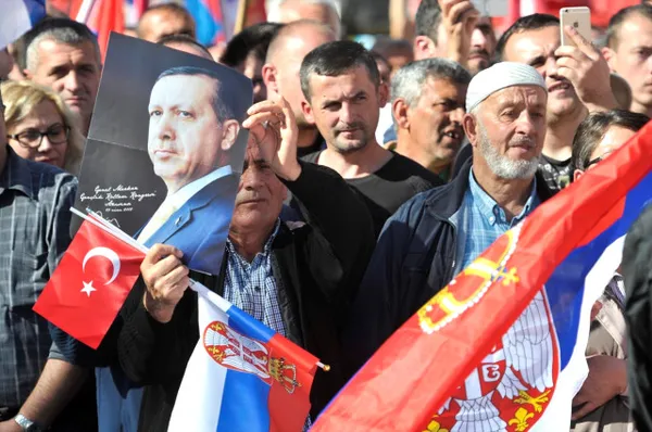 Erdoğan Sırbistan'da konuşurken, FETÖ yuhalandı-3