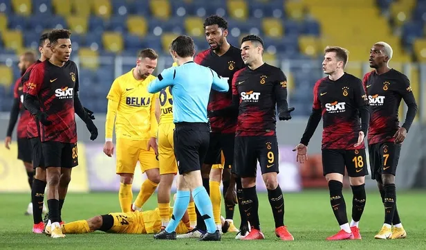 ankaragucu-galatasaray-macinda-mostafa-mohamedin-kirmizi-kart-pozisyonu-vara-gitmedi-fatih-terim-ve-ekibi-cildirdi-1614794710897.jpeg Ankaragücü - Galatasaray maçında Mostafa Mohamed'in kırmızı kart pozisyonu VAR'a gitmedi! Fatih Terim ve ekibi çıldırdı-3