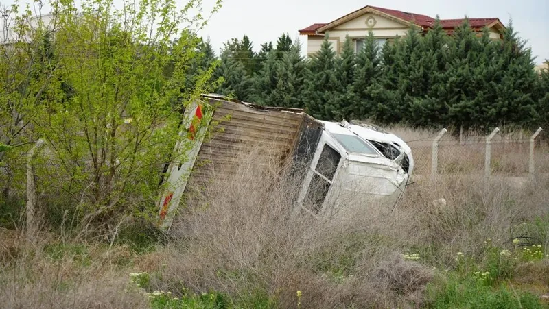kirikkalede-viraji-alamayan-kamyonet-takla-atti-3-yarali-1713334205704.jpeg Kırıkkale'de virajı alamayan kamyonet takla attı: 3 yaralı-2