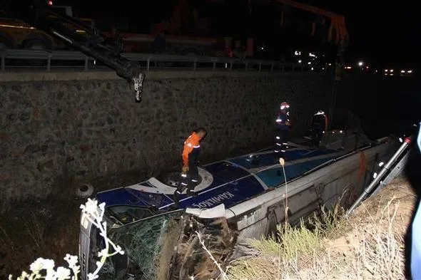 Afyon'da katliam gibi kaza! Yolcu otobüsü devrildi! 8 ölü 28 yaralı-1