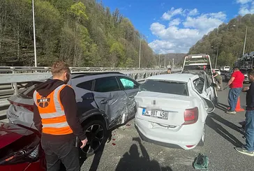 Tatil yolunda zincirleme kaza: Yaralılar var