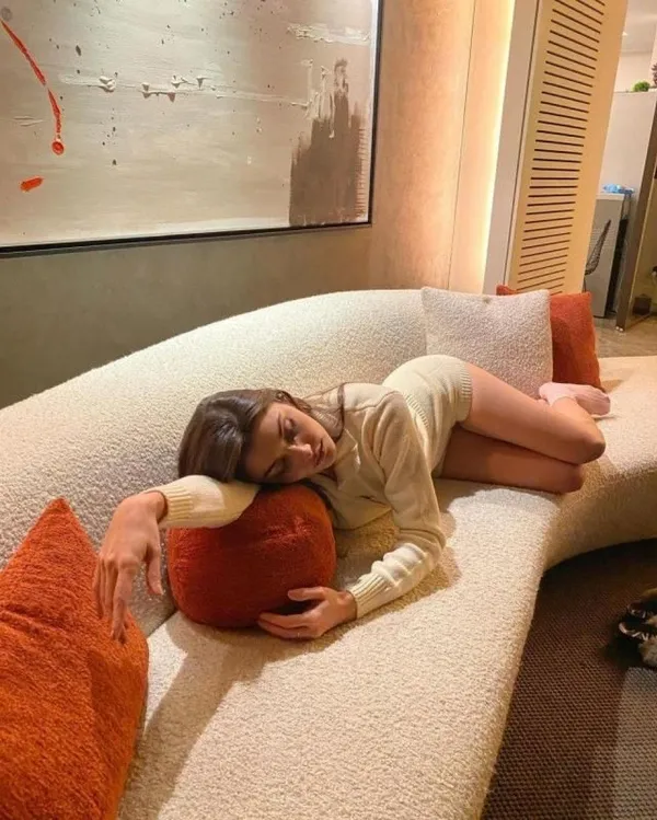 Son zamanlarda adı Kerem Bursin ile anılan Hande Erçel'in ev pozu olay oldu! "Kendimi kötü hissediyorum..."-1