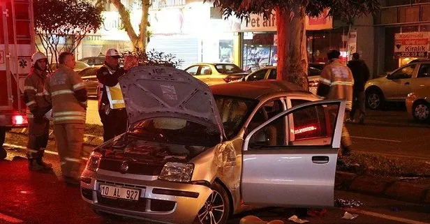 İzmir’de otomobil refüjdeki direğe çarptı: 1 ölü, 2 yaralı