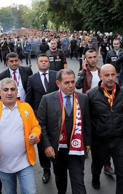 Dursun Özbek, taraftarlarla stada gitti