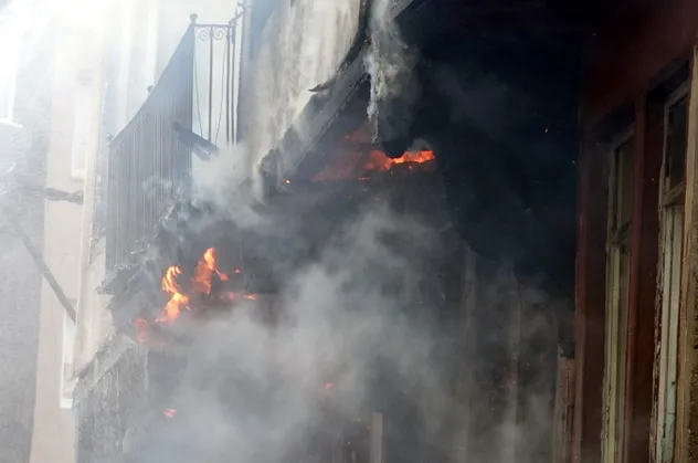 Bursa'da 100 yıllık bina kül oldu