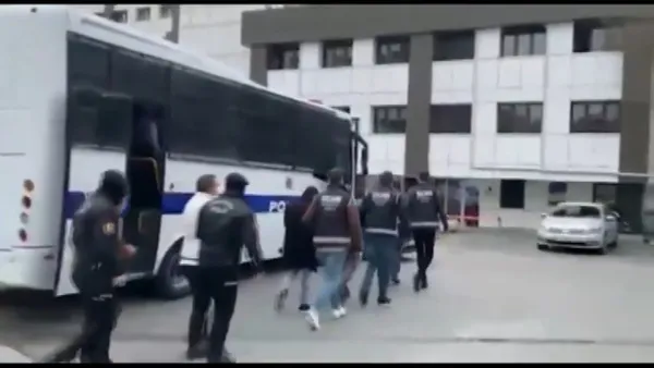 eski-avcilar-belediye-baskani-handan-toprak-adliyeye-sevk-edildi-1649083513850.jpg Eski Avcılar Belediye Başkanı Handan Toprak ihaleye fesat karıştırma ve resmi belgede sahtecilikten tutuklandı-3