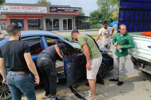 Kazada kopan parmağı bulmak için seferber oldular! Sakarya'da kontrolden çıkan otomobil park halindeki kamyonete çarptı: 1 yaralı