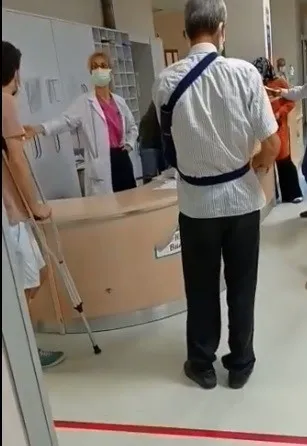 doktor-tartistigi-hastaya-hasan-bey-polisi-cagirsana-gelip-kopeklere-mama-versin-dedi-sorusturma-baslatildi-1626722541835.jpg Doktor tartıştığı hastaya, "Hasan bey polisi çağırsana, gelip köpeklere mama versin" dedi! Soruşturma başlatıldı-2