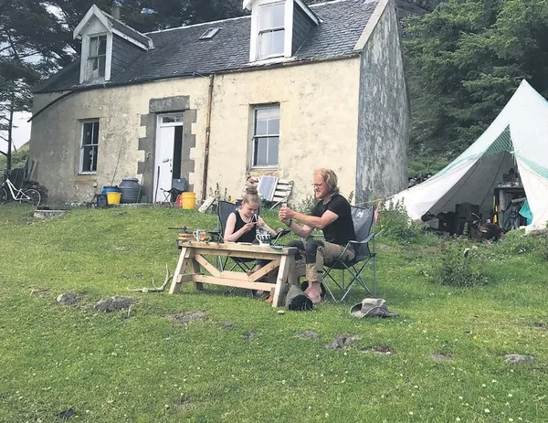 400 milyon dolarlık serveti olan Roc Sandford Rothschild ailesine kızıp köye yerleşti (Dünya haberleri)-2