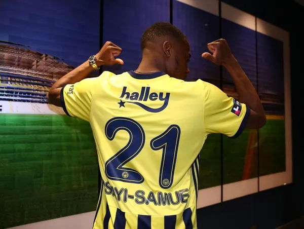 fenerbahce-bright-osayi-samuel-ile-45-yillik-sozlesme-imzaladi-1611775049551.jpeg Fenerbahçe, Bright Osayi-Samuel ile 4,5 yıllık sözleşme imzaladı: 21 numaralı formayı giyecek-3