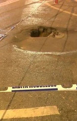 İstanbul Beşiktaş'ta yol çöktü!