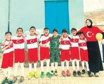 Ağrı’da Ebrar Keler’in fedakarlığı: Köy okulunu boyadı | Futbol takımı kurdu
