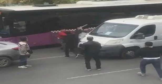 Yol verme kavgasında sopalarla saldırdılar