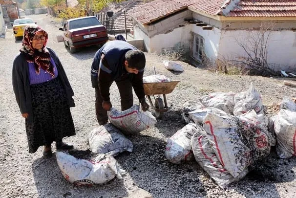 Mehmetçik üşümesin diye kilometrelerce sırtında taşıdı-1