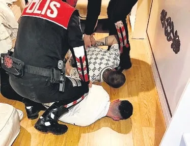 Beşiktaş’ta film gibi operasyon! Otel odasında yatak altından kalaşnikof çıktı