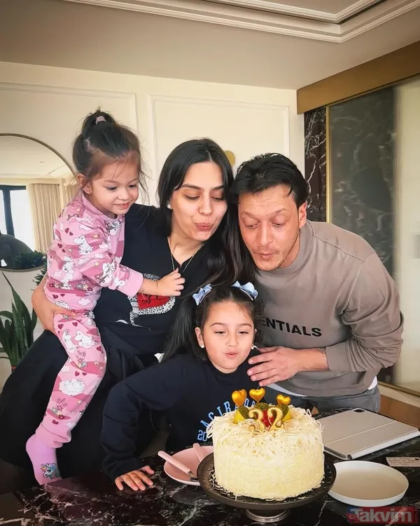 Amine Gülşe’den 32’nci yaş paylaşımı! Eşi Mesut Özil ile kızlarıyla sosyal medyayı salladı! İşte çekirdek ailesi... - 18