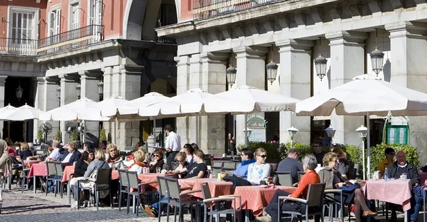 İspanya (İspanya Krallığı) ve Yunanistan'da (Helen Cumhuriyeti) açık havada maske takma zorunluluğu kalkıyor