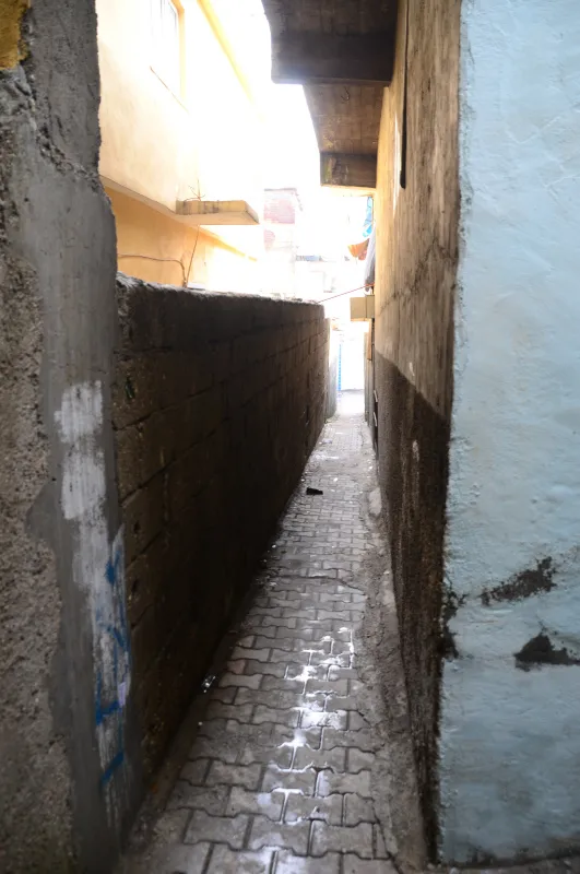 Kahramanmaraş'ta iki kişinin yan yana yürüyemediği sokak görenleri şaşırtıyor-4