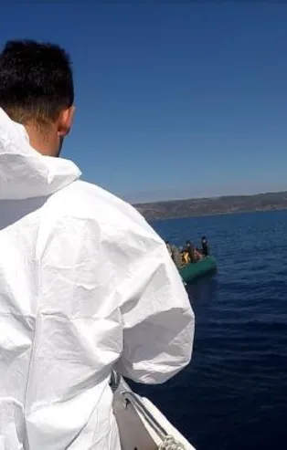 Son dakika:  Yunan unsurlarının Türk kara sularına geri ittiği 30 göçmen kurtarıldı