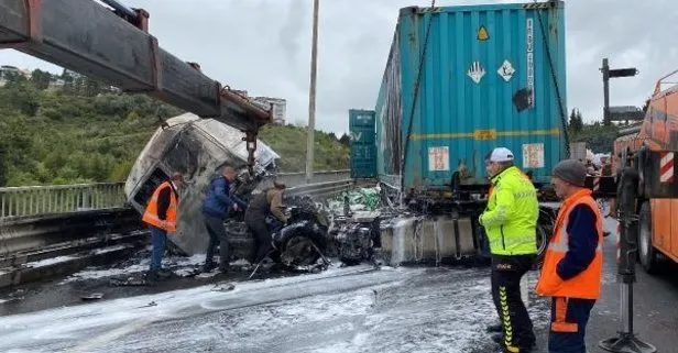 Kocaeli’de otoyolu ulaşıma kapatan TIR yangını