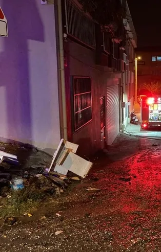 Eline ne geçtiyse yaktı: Ateşe verdiği evini sigara içerek izledi