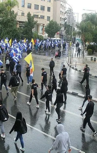 Skandal hareket! Irkçı eylemde KKTC bayrağı yakıldı