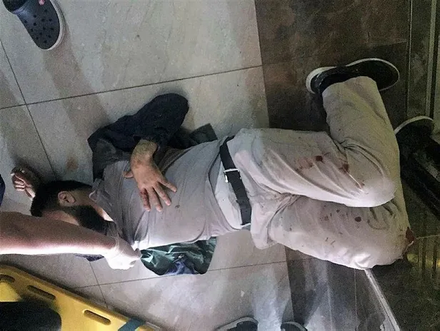 diyarbakirda-bir-baba-11inci-kattan-yere-cakilan-asansorde-oglunu-kucagina-alarak-kurtardi-1618862276800.jpeg Diyarbakır'da bir baba 11'inci kattan yere çakılan asansörde oğlunu kucağına alarak kurtardı!-5