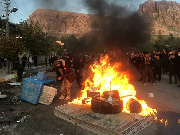 irakin-suleymaniye-kentinde-maaslarin-odenmemesi-protesto-edildi-olaylarda-kurt-yonetimi-protesto-eden-bir-cocuk-kursunlandi-1607355086810.jpg Irak'ın Süleymaniye kentinde maaşların ödenmemesi protesto edildi! Olaylarda Kürt yönetimini protesto eden bir çocuk kurşunlandı-4