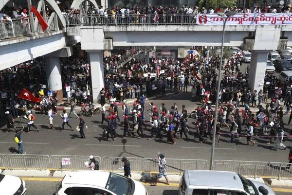 myanmarda-darbe-polis-plastik-mermiyle-mudahale-etti-27-kisi-gozaltina-alindi-1612869537166.jpg