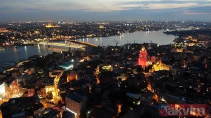 İstanbul’un tarihi simgeleri kırmızı beyaza büründü
