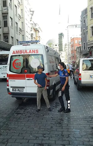 Taksim'de dehşet anları! Tiner döküp kardeşini ateşe verdi
