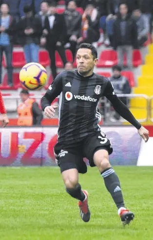 Adriano imzayı atıyor