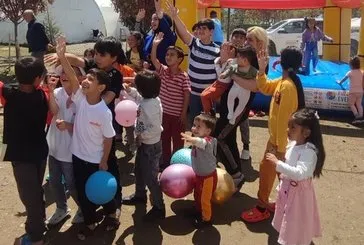 Depremzede çocukların bayram sevinci Minika’dan