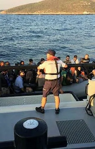 İzmir Çeşme'de lastik botlarda 75 kaçak göçmen yakalandı