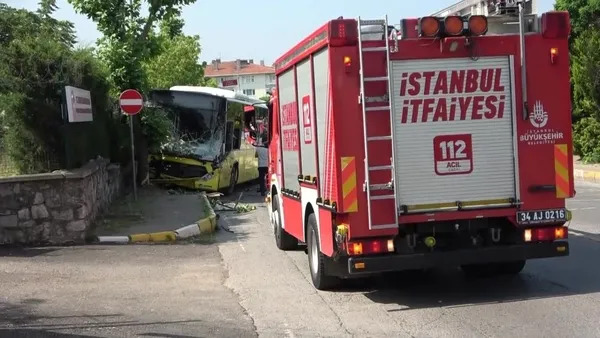 1687428019648.jpg Pendik'te İETT otobüsü ağaca çarptı! Ön camı tuzla buz olan otobüste 4 yolcu yaralandı-5