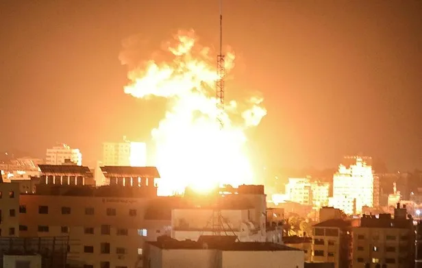 Katil İsrail onu da şehit etti! Kızlarını teskin etmeye çalışan baba bombardımanda hayatını kaybetti-3