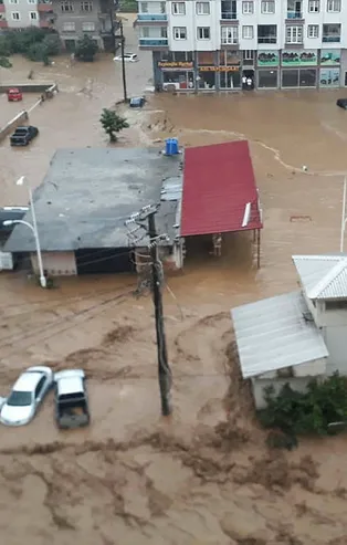 Son dakika: Rize'de Ağaran Şelalesi taştı! İlçe merkezi göle döndü!