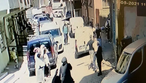 SON DAKİKA: İstanbul’da dehşet anları kamerada: Ev sahibi kiracısını bıçakladı-4