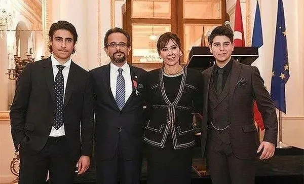 1726658172527.jpeg Ali Sabancı eşi Vuslat Doğan Sabancı ve oğulları.