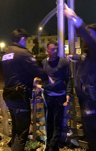 Ailesi direğe bağladı bekçiler kurtardı